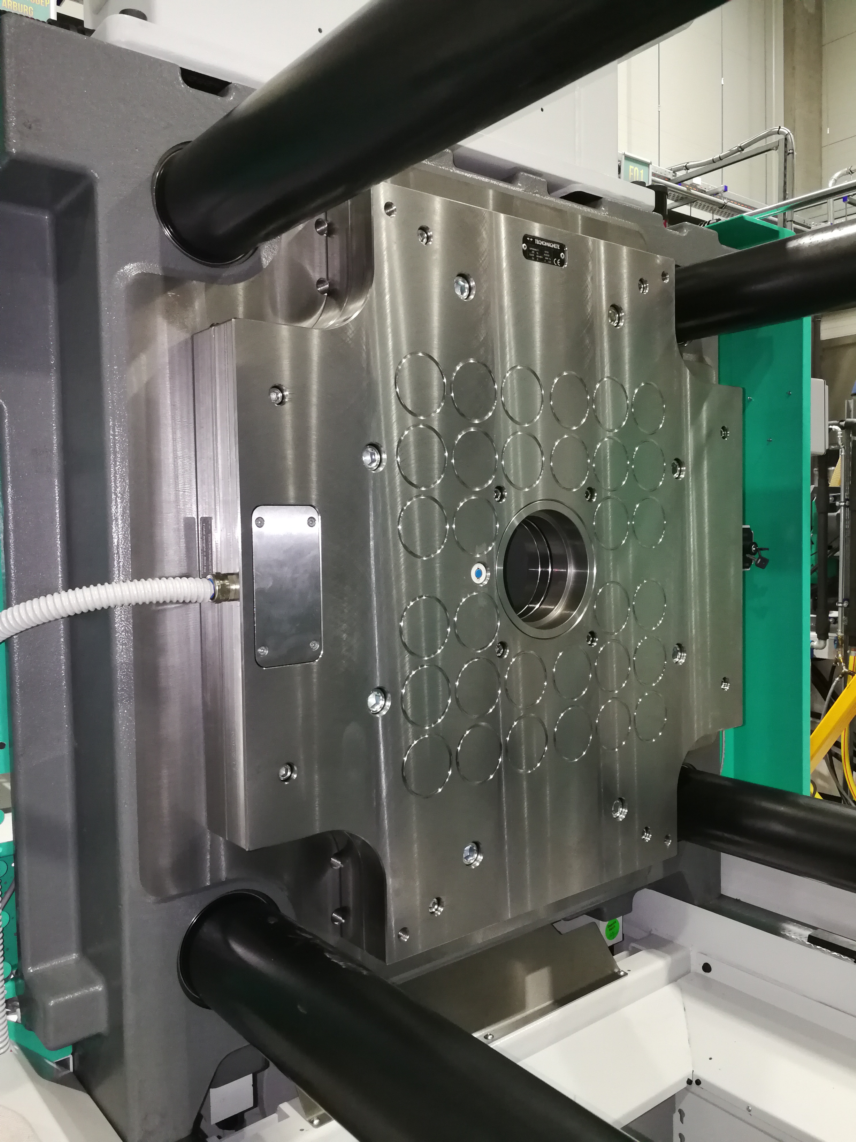 PressTec PT elektro-permanens mágneses szerszámrögzítő rendszer Arburg fröccsöntőgépen